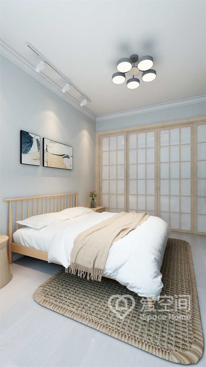 主卧照明设计富有层次美感，浅蓝色背景与原木家具搭配，在暖色床品的点缀下呈现出静谧纯真的卧室氛围。