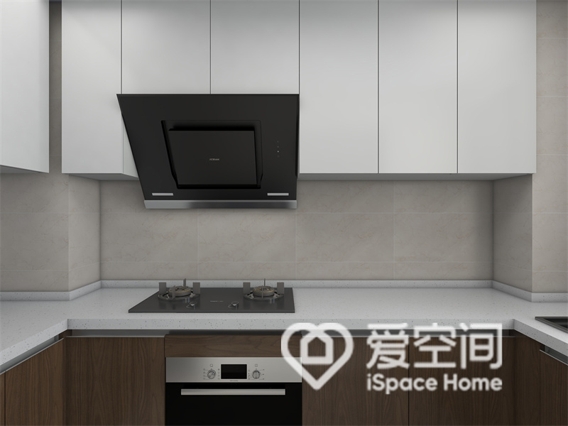 厨房空间中，设计师选用了白色与木色搭配设计，空间立刻变得十分精致，白色操作台带来更清爽的视觉感受。