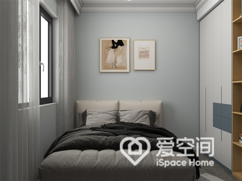次卧空间中，设计师以浅蓝色为背景，搭配灰黑色床品设计，营造出一种舒适温馨的氛围。