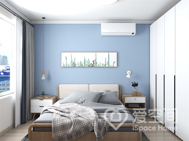 主卧无吊顶设计，蓝色背景营造出开阔明亮的视觉效果，灰色床品增添了室内的优雅的氛围。
