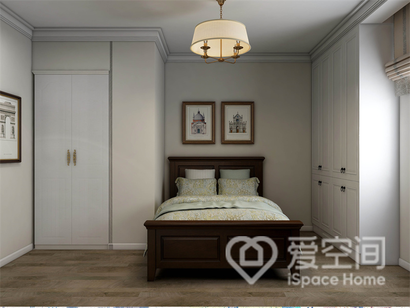 浅黄色背景让次卧空间显得更为温馨明亮，美式红木床体看起来大气又简约，隐形衣柜令视觉十分简洁。