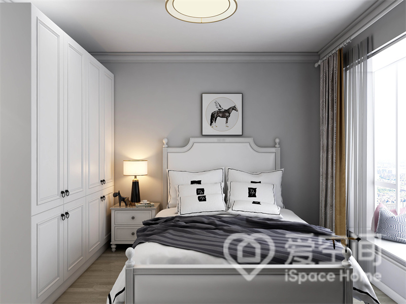 灰与白的结合令主卧看起来十分敞亮，装饰画、灯光和床头造型令空间的层次感得到了丰富。