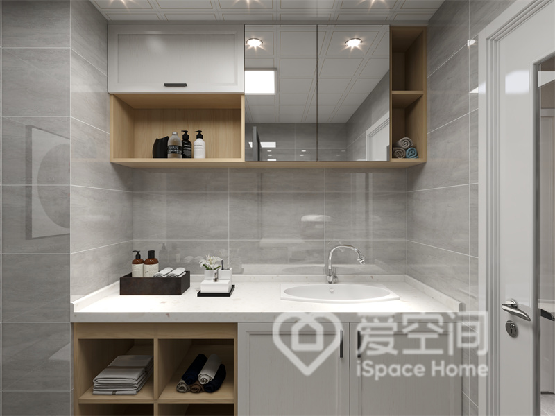 卫生间的设计简约自然，米色色空间中设计师定制了简单的洗手柜造型，木质元素的融入提升了温馨质感。