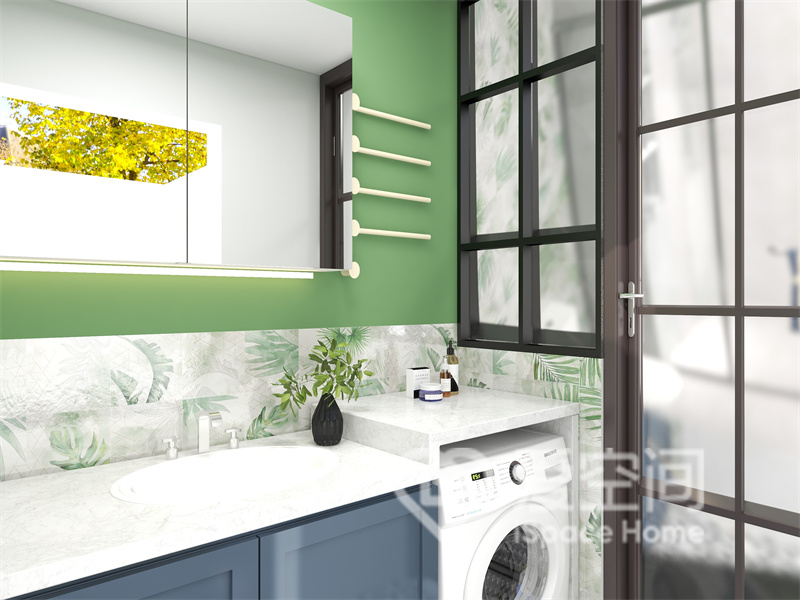 卫生间的光线很充足，绿色背景与蓝色洗手台碰撞，塑造出文艺感与时尚感，令空间显得更具活力。