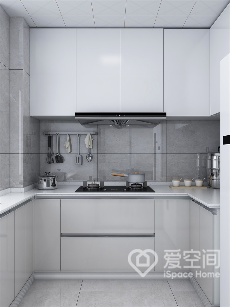 设计师利用白色橱柜为家庭塑造出舒适而实用的厨房空间，灰色与白色的搭配呈现出独特的视觉美感。