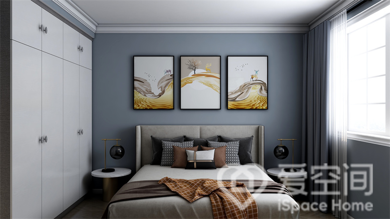 主卧以蓝色为主色调，注重设计手法上的简洁和大气，家具造型简约，但没有忽视品质感。