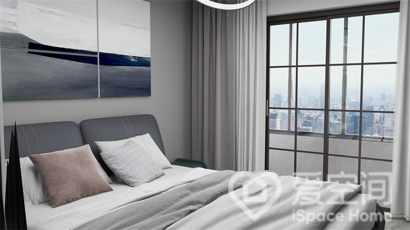 主卧家具以简约的形式为基础，室内配色以低饱和色系精心设计，以改善灰色硬装带来的单调氛围。