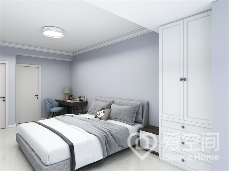 浅蓝色背景为业主营造出宁静优雅的卧室氛围，室内光线柔和，灰白色床品带来适宜的睡眠环境。