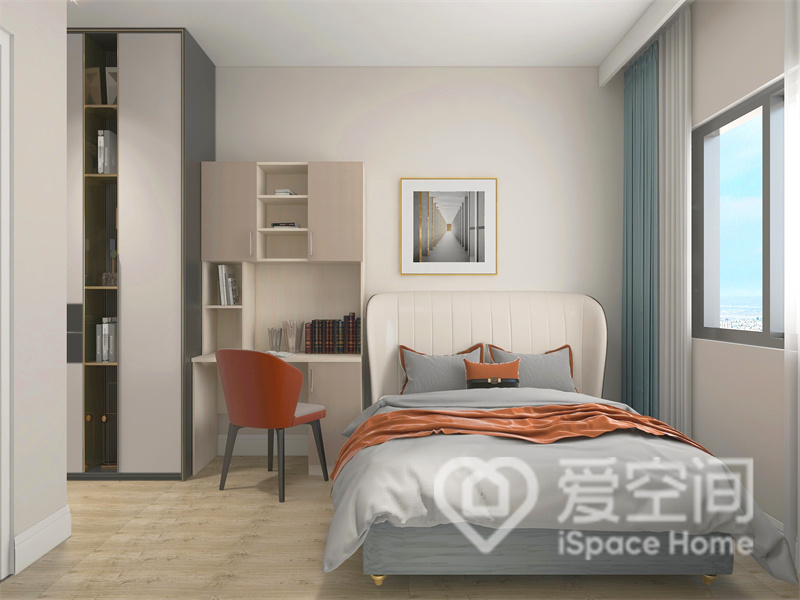 主卧中不仅有充足的储物空间，床品配色也十分温馨自然，灰色与橘色碰撞，塑造出高雅的视觉氛围。