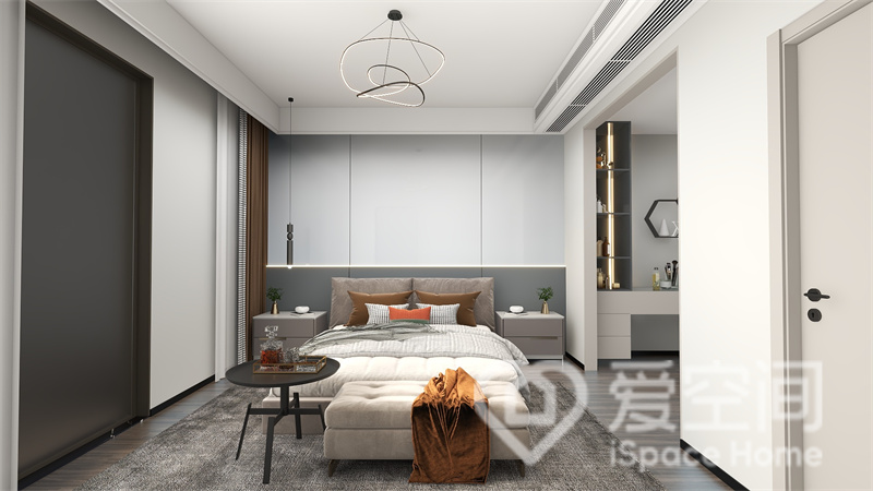 灰白色护墙板分层设计搭配，令主卧空间的视觉效果更加时尚，床品质感看起来颇具高级感。