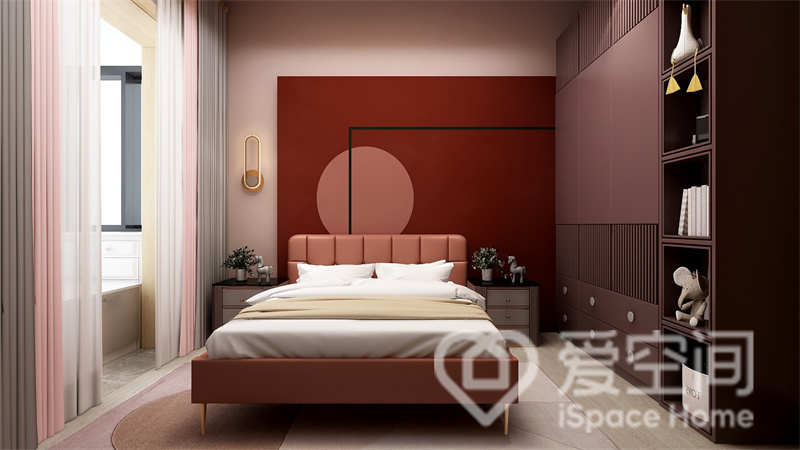 次卧的装饰材料以粉、红为主，鲜红色的融入让次卧空间变得更加大气典雅，室内软装自带艺术氛围。