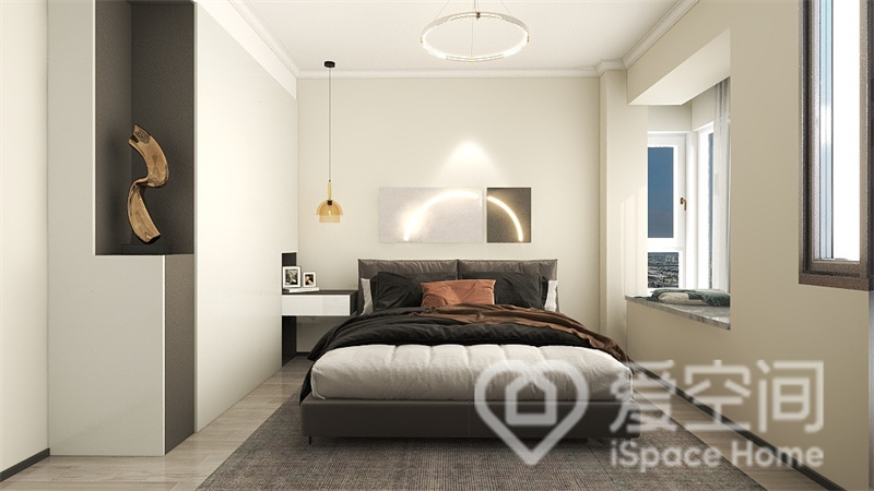 主卧空间线条设计简单，床品以大地色为主，轻简的背景设计塑造了一个平静的生活空间。