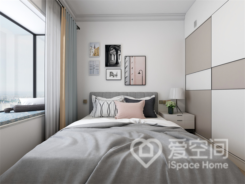 灰色与粉色搭配，令主卧有特别强烈的视觉冲击力，低饱和色系令卧室空间非常平淡和冷静。