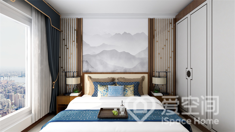 明亮的光线充盈主卧，床头背景通过木材、水墨画搭配出中式氛围，蓝色床品温润雅致，缓和了硬装的乏味。