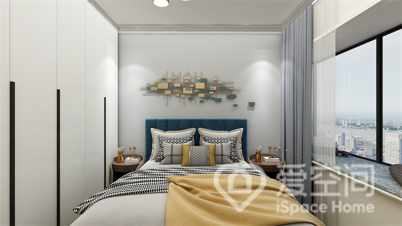 主卧背景采用光滑温润的浅蓝色背景，为空间奠定了静谧基调，白色衣柜营造出本真的卧室氛围。