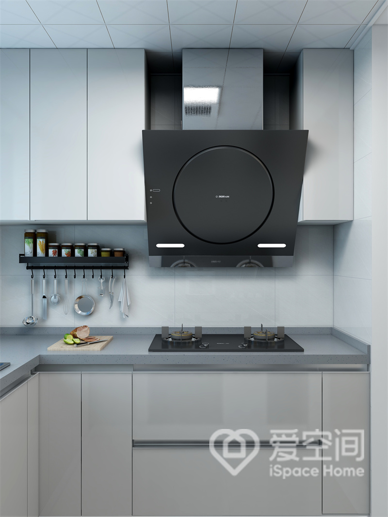 厨房背景采用白色的砖块拼接，橱柜以L型布局，电器嵌入在柜面中，提高了视觉舒适性。