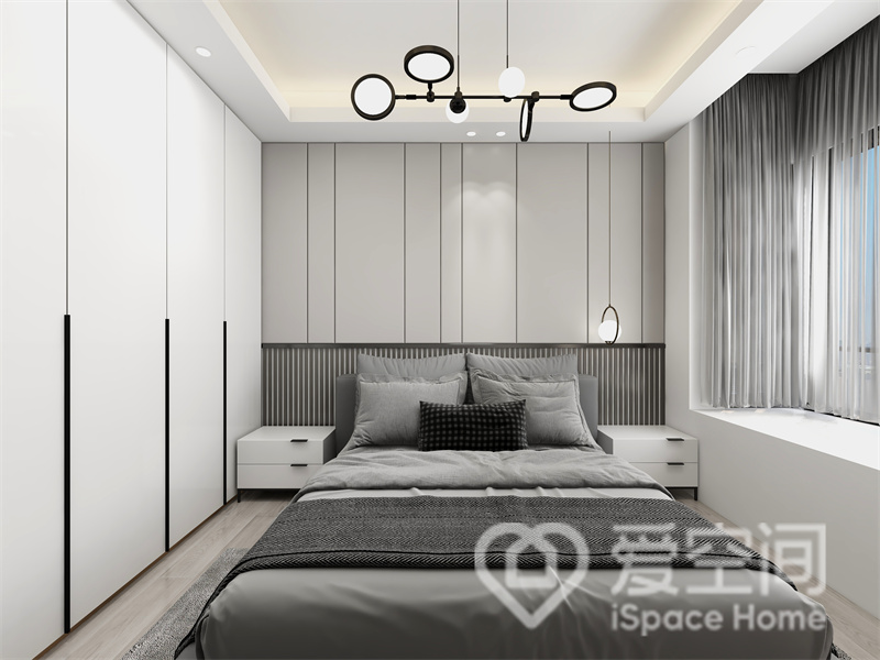 次卧空间足够开阔，背景墙拼接设计，营造出优雅整洁的空间氛围，灰色床品让空间平添了几分优雅。