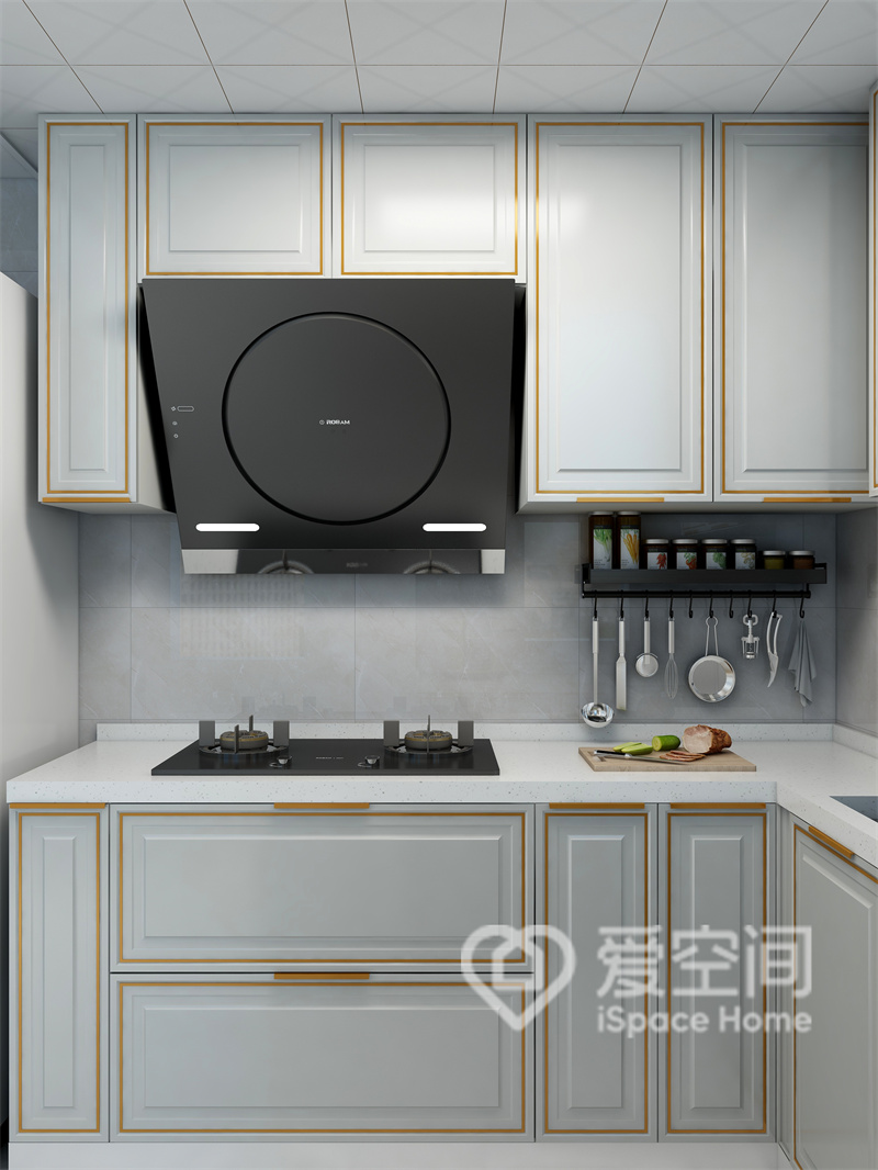 厨房空间采用L型布局，设计师运用流畅的线条增加了橱柜的立体感，形成了别样的视觉美感。