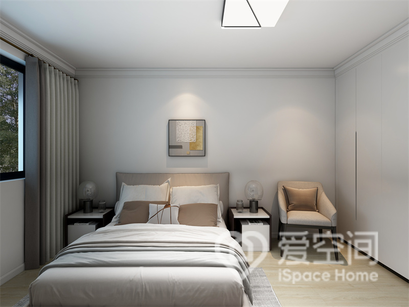 白色背景令主卧开阔明亮，暖色调家具充满自然舒适的雅致感，照明点缀下空间高级优雅。