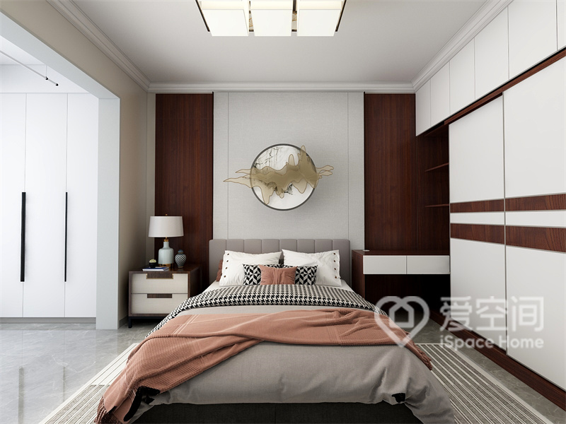 主卧低调简约，背景墙对称设计，床品则使用中性色为主，中部点缀以带有中国风格特点的装饰画，低调中带有奢华的意味。
