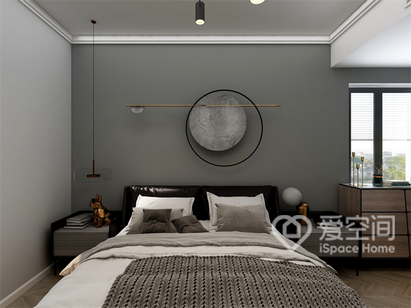 主卧选用灰色作背景墙，给人一种放松安逸的感觉，整体干净整洁，右侧定制了收纳柜，床头柜对称布局。