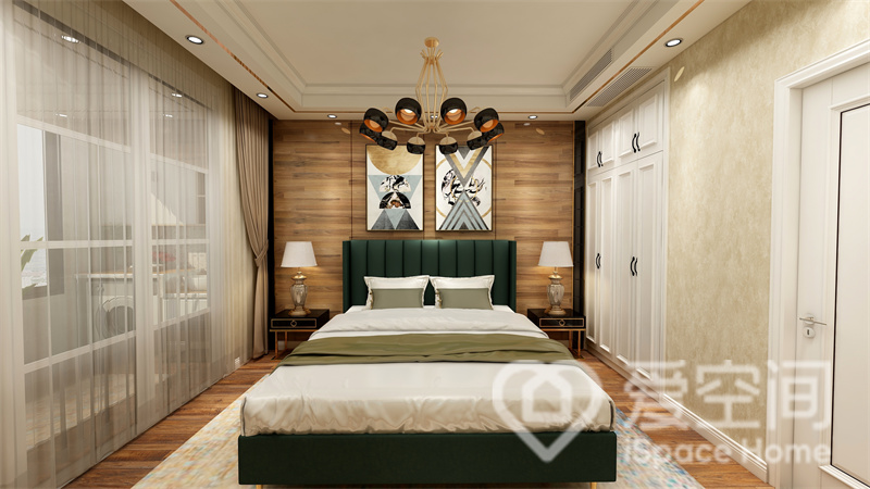 为了彰显业主的个性气质，次卧背景采用了木材设计，装饰画艺术感强，墨绿色床体显得空间更有档次。