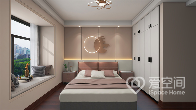 粉色系护墙板中搭配灯光勾勒凸显出强大的艺术张力，与浪漫的家具共同打造出质感十足的主卧空间。