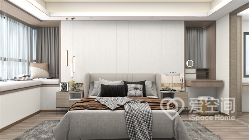 主卧背景墙使用了优雅的白色护墙板装饰，搭配皮质材质的双人床，塑造出独特的北欧气质。