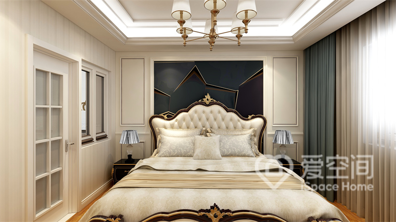 主卧空间的色彩基础以米色为主，背景造型时尚个性，米白色简欧双人床带来高雅的空间格调。