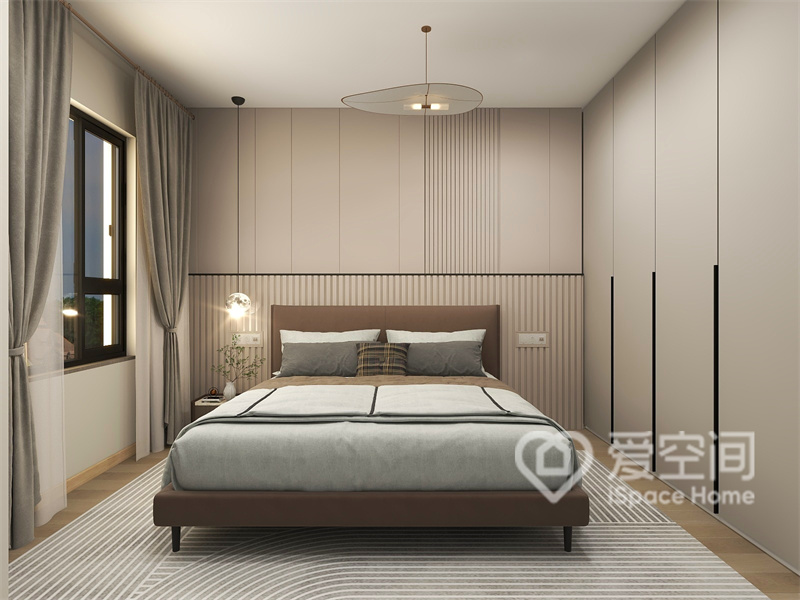 次卧空间中，设计师沿用主卧的背景设计，并巧用照明搭配，无形中提高了卧室空间的颜值。