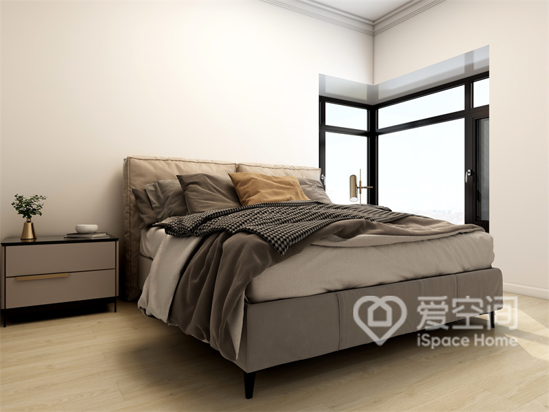 主卧的设计朴实而自然，在材质上，多采用布艺元素，轻轻松松营造出休闲舒畅的卧室氛围。