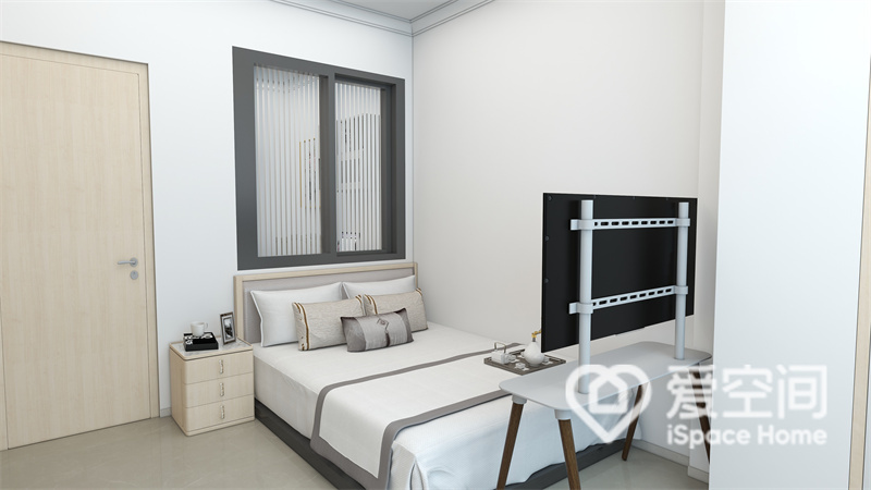 白色调的主卧空间带着简洁与朴素，基于空间面积不大，电视架更注重功能性，十分精简。