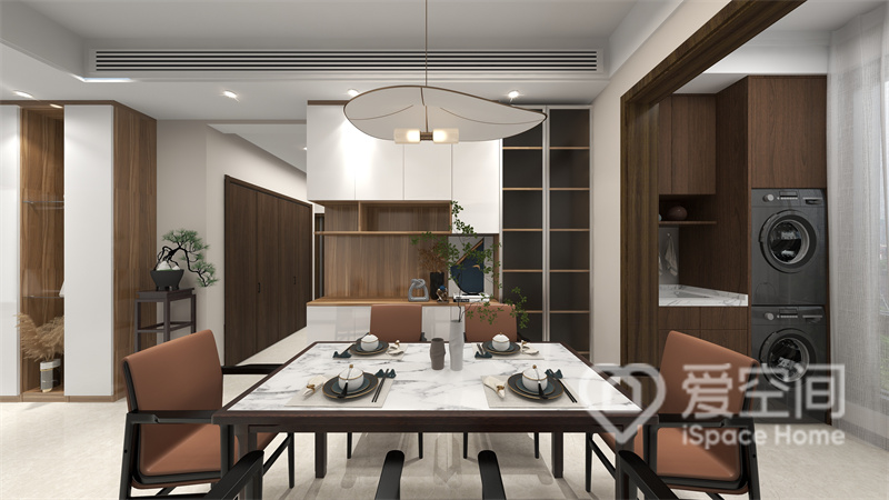 精简素雅的餐桌椅体现了业主对生活品质的追求，墙面定制了收纳柜，营造出富有包容感的空间氛围。