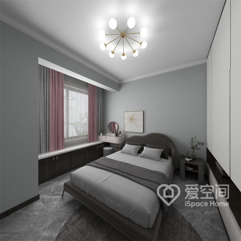 简单的吊顶加上舒适的光线，整个主卧空间显得宽敞而明亮，灰白色调的床品让卧室多了份温馨感。