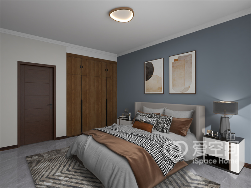 木质掉隐形衣柜既高级又富有现代质感，蓝色背景墙满满的设计感，低饱和度的色彩给人以温润的视觉感受。