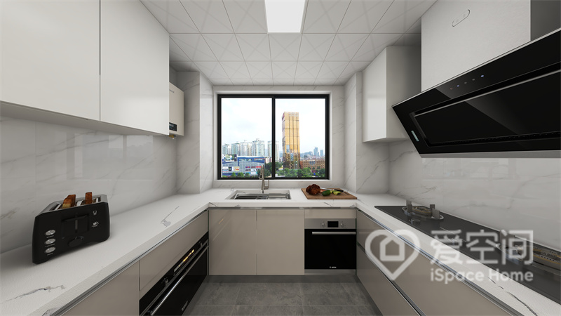 厨房重点考虑了光线以及动线的问题，橱柜采用U型布局，并利用白色吊柜提升空间层次。