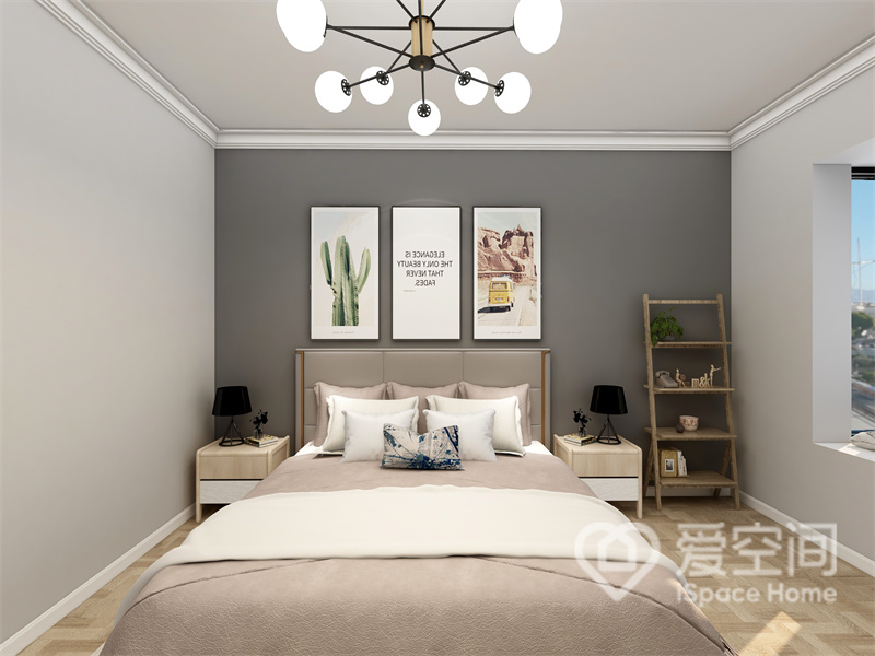 背景墙沿用灰色调，营造出舒适氛围感，床头花架增加了空间的储物能力，带来休闲化的空间体验。
