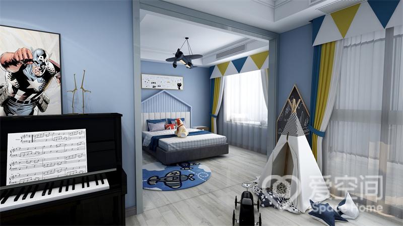 主卧以蓝色为主色调，家具线条感强，钢琴、儿童玩具的融入打造出舒适而又温馨的生活环境。