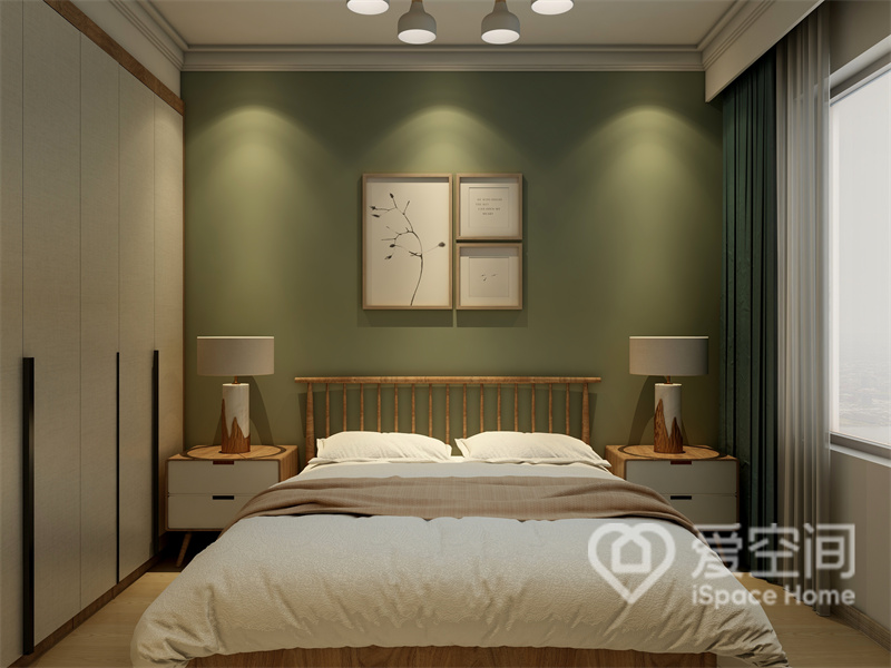 主卧沿用果木绿背景墙，装饰画在筒灯的照射下充满北欧情调，木质家具赋予了卧室舒适质感。