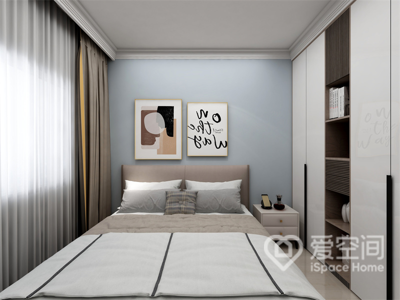 浅蓝色背景墙带来轻松与休闲感，背景装饰画点亮了空间基调，暖色床品释放出柔和、温馨的空间氛围。