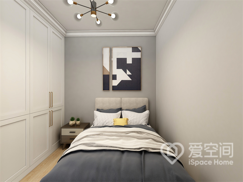 主卧空间中大面积的白色和灰色优雅而高级，装饰画、灯具和床头柜令卧室的层次更加丰富。