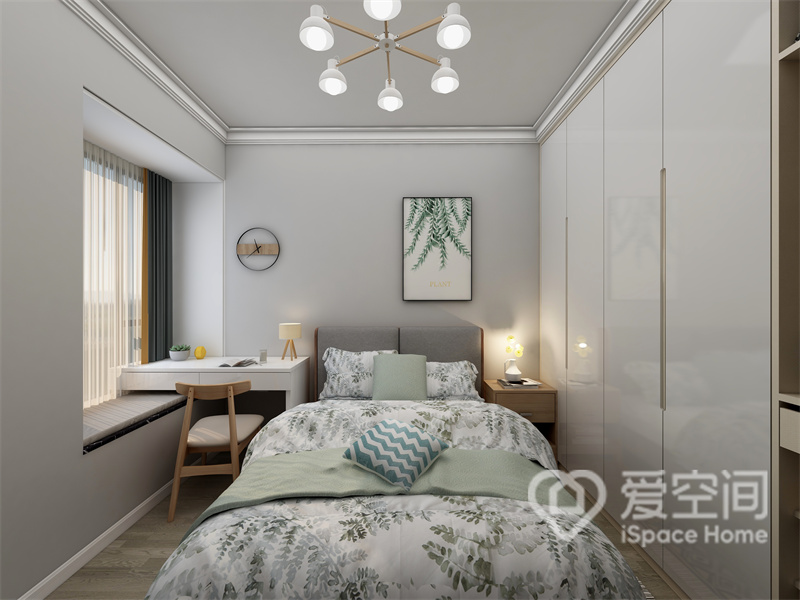 主卧空间里，灰色调背景呈现出雅致的卧室氛围，碎花样式的床品创造出舒缓放松和休息环境。
