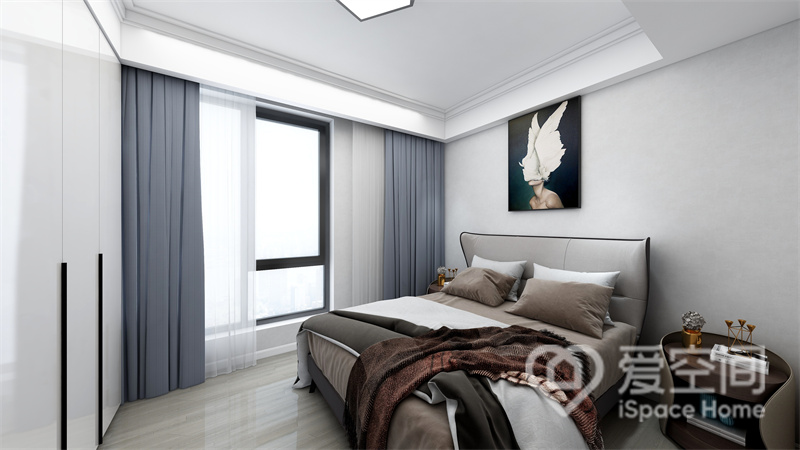 隐形衣柜提升了次卧的舒适度，米灰色双人床线条简洁，咖色与白色床品勾勒出空间层次。