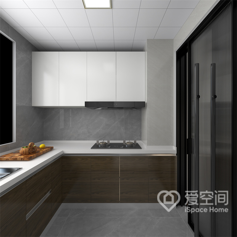厨房使用三联动推拉门，方便使用，从L型的布局规划中不难看出业主对生活舒适度的追求。