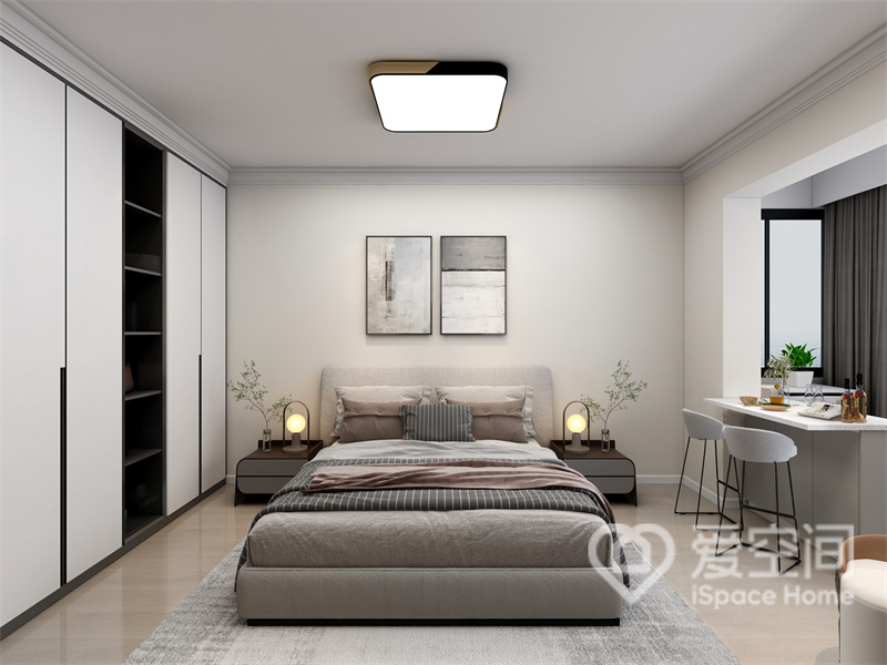 主卧无吊顶设计，设计师利用暖色创建出舒适的居住空间，入墙式衣柜提高了空间的利用率。