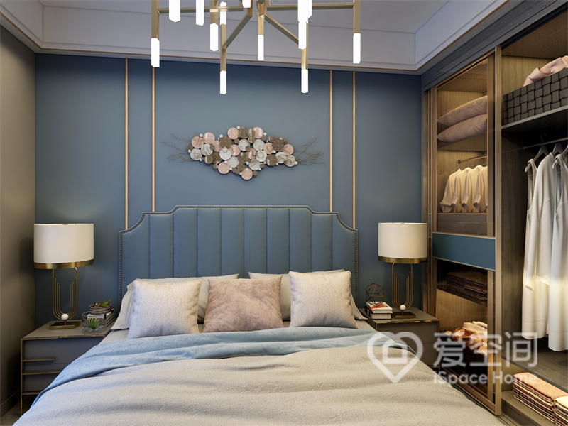 蓝色调背景墙更助于休息，床头在色彩上形成过渡，衣柜中加入了灯带点缀，形成温馨的家具。