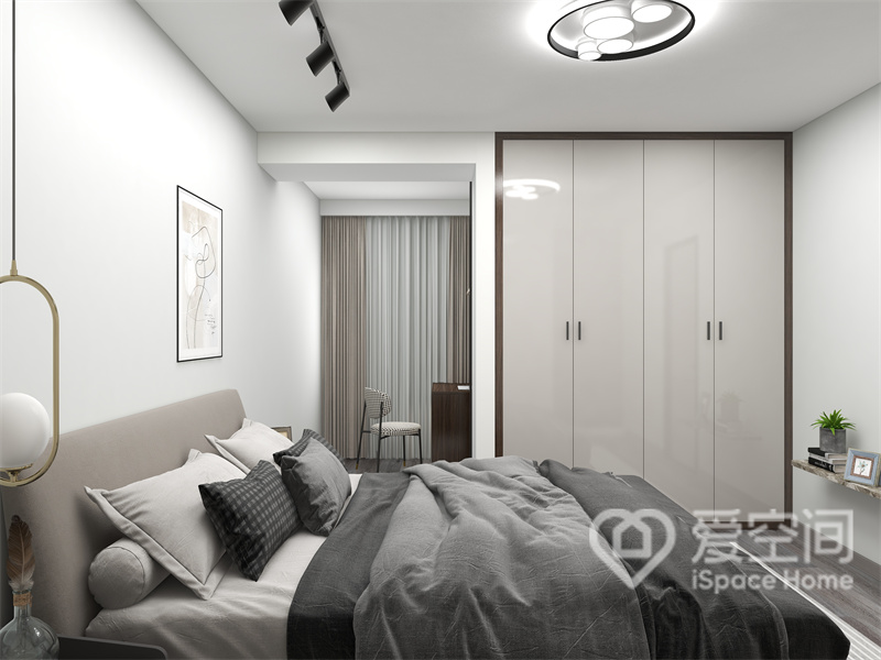次卧空间中，设计师以白色作为主基调，灰色与米色调融入其中，消减了单调感和冷酷感。