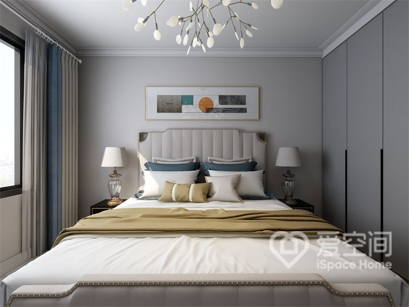 主卧背景简约时尚，隐藏式衣柜空间的运用使得卧室显得更加规整，暖色床品提升了空间的温馨质感。