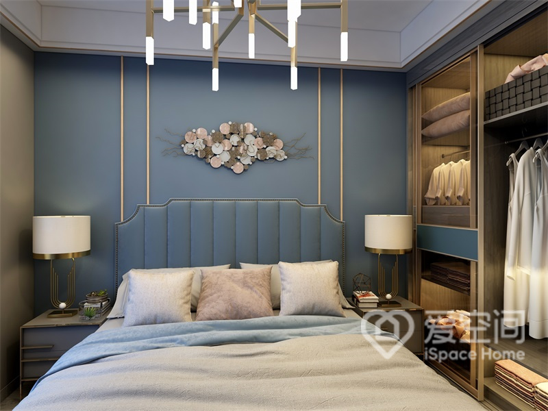 蓝色调护墙板与床头配色相辅相成，装饰画的加入强化了轻奢氛围，衣柜内部分隔有序，储物功能强大。