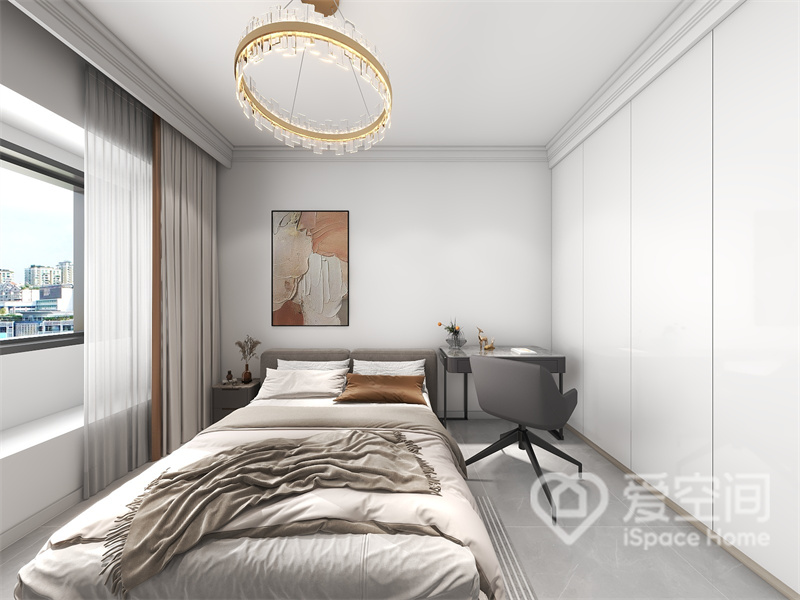 主卧空间淳朴而自然，空间选用白色涂料作为基础，入墙式衣柜简洁而富有精致感，令空间显得更整洁。
